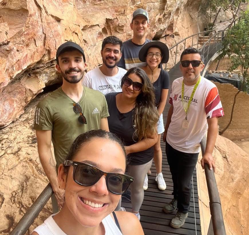 Eduardo Coelho com turistas no Parque Nacional Serra da Capivara