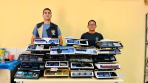De acordo com o diretor geral do IMEPI, Jnior Macedo, uma balana pode ser considerada importada quando as informaes esto em lngua estrangeira ou o material no conta com o selo de verificao do INMETRO, alm de problemas tcnicos na hora da testagem do instrumento de pesagem.