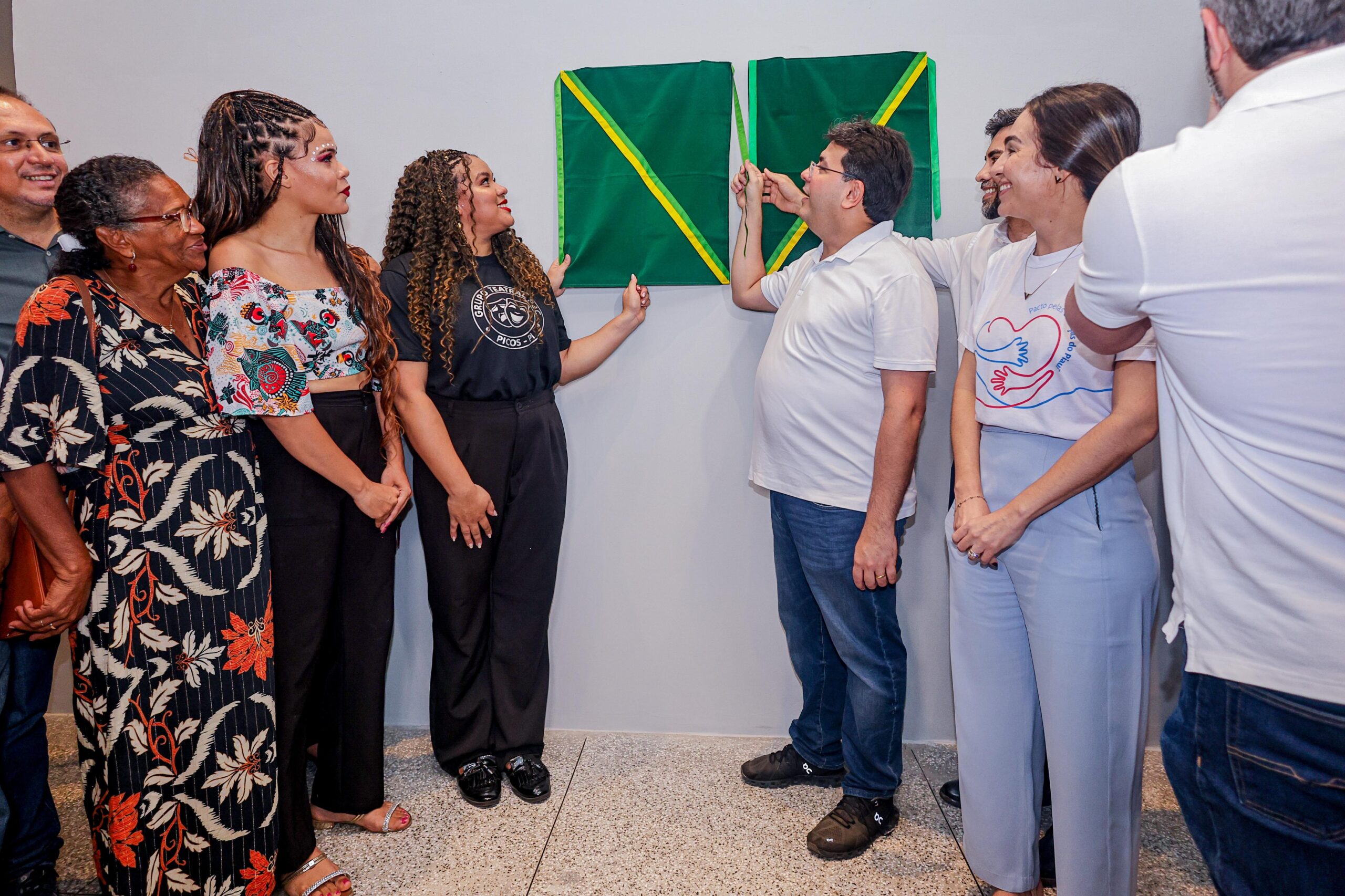 Governador inaugura o cineteatro Sávio Barão, em Picos (Foto: Gabriel Paulino)