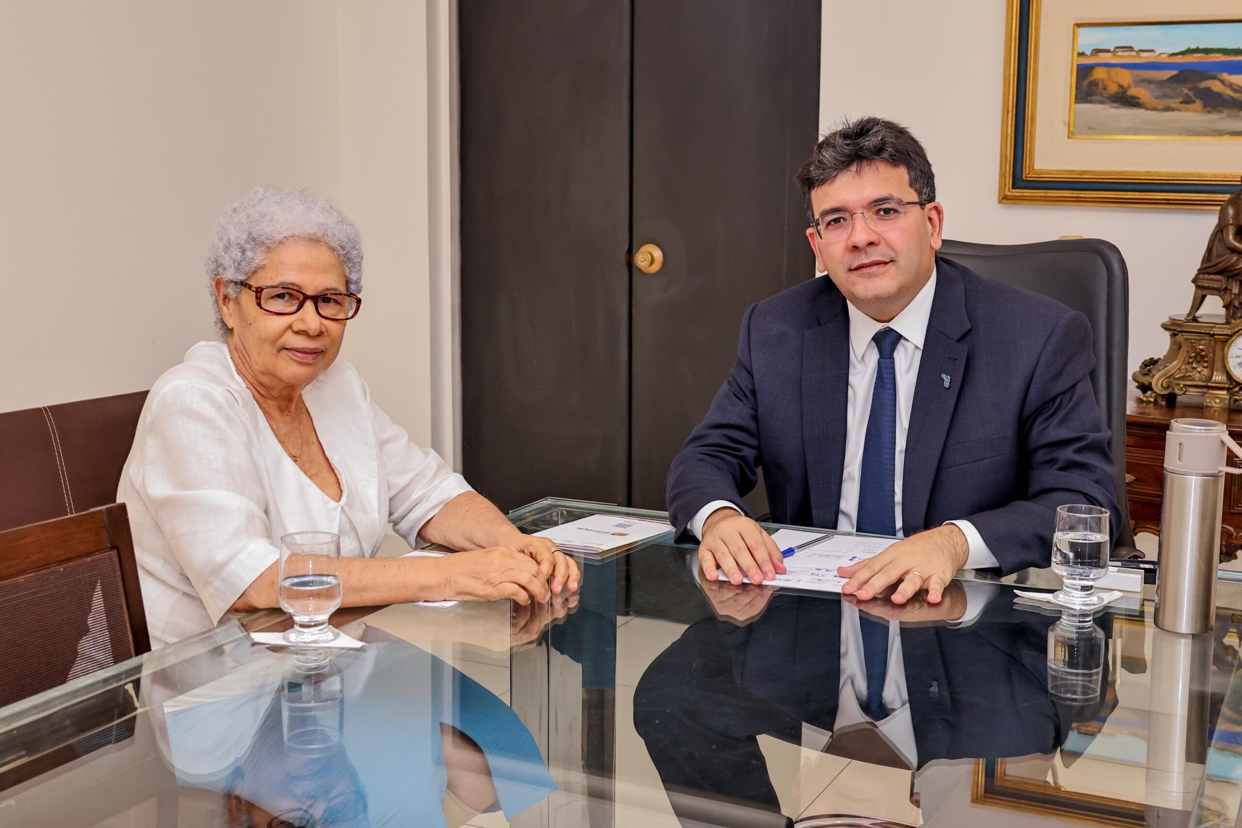 Ainda de acordo com o governador, 7 mil cisternas estão sendo construídas nesse momento para receberem o abastecimento dos carros-pipa. O governo do Estado também pagará o auxílio alimentação adicional de R$ 400, além do Bolsa Família.