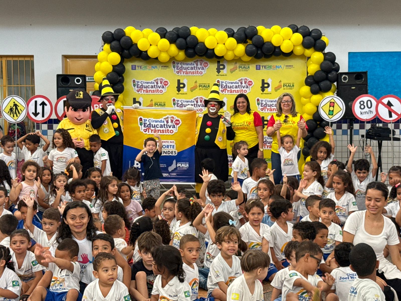 Para a diretora-geral do Detran, Luana Barradas, investir em educação para o trânsito desde a infância é uma aposta no futuro. “Queremos que a criança não apenas reconheça uma placa ou entenda o semáforo, mas que cresça com o senso de responsabilidade de quem sabe que trânsito é coisa séria. A Ciranda é um começo simbólico, que planta essa semente de consciência de forma leve e acessível”, afirma.
