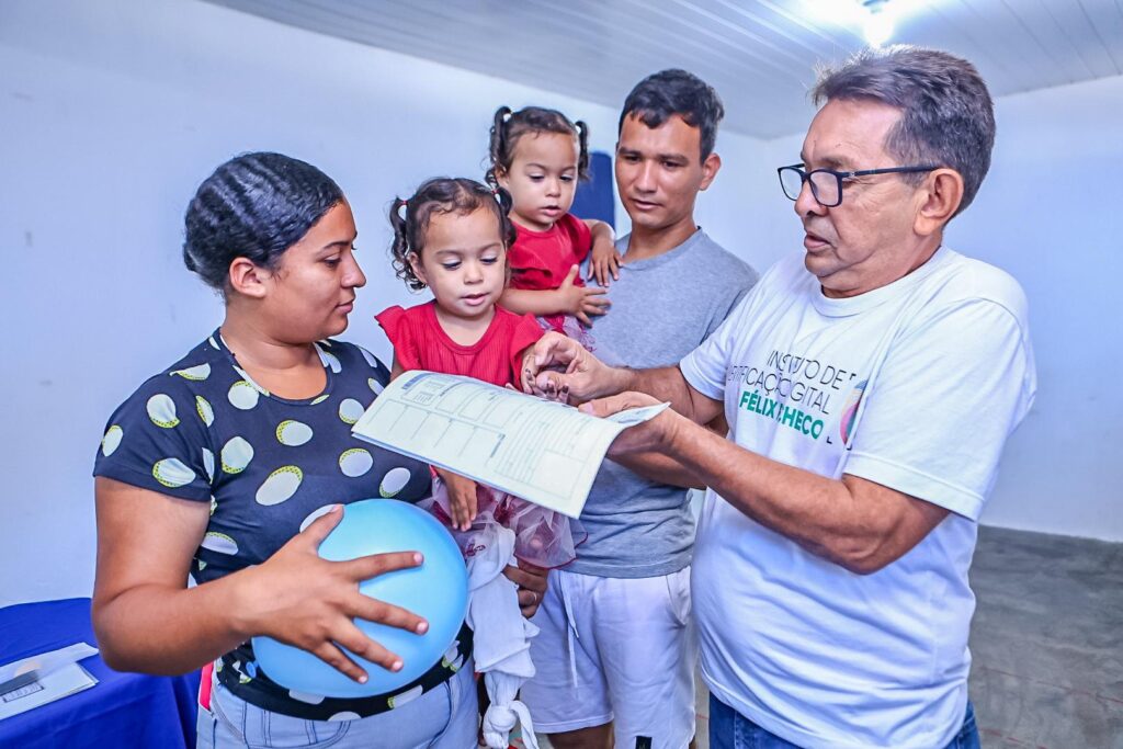 Os agricultores Daniela Cardoso e Diego Santos levaram as filhas Ana Júlia e Ana Clara para tirar a carteira de identidade (Foto: Geirlys Silva / SAF)