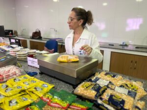 Durante todo o ms de junho, fiscais do setor de Pr-medidos realizam inspees em supermercados e demais estabelecimentos comerciais com produtos tpicos em alta neste perodo. Por exemplo: canjica, massa de milho, mistura para bolo, coco ralado, creme de leite, cocada, p de moleque, milho para pipoca, doces em geral, entre outros.