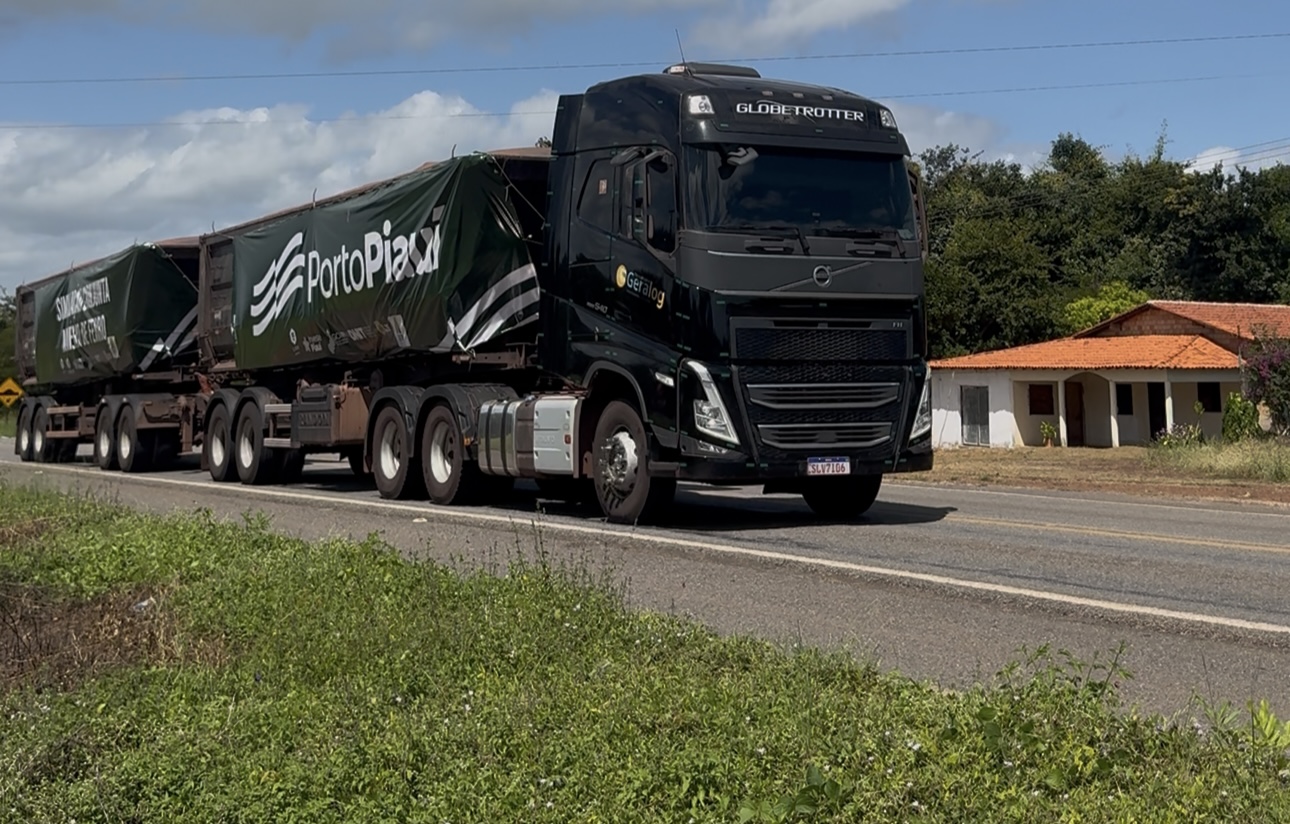 Carreta transportando minério de ferro de Piripiri