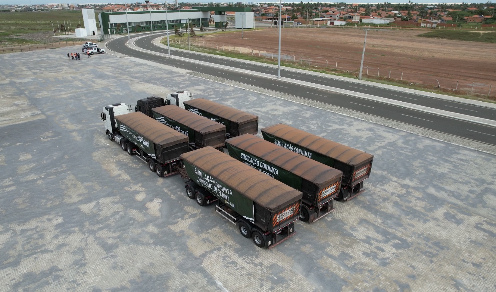 Carreta transportando minério de ferro de Piripiri