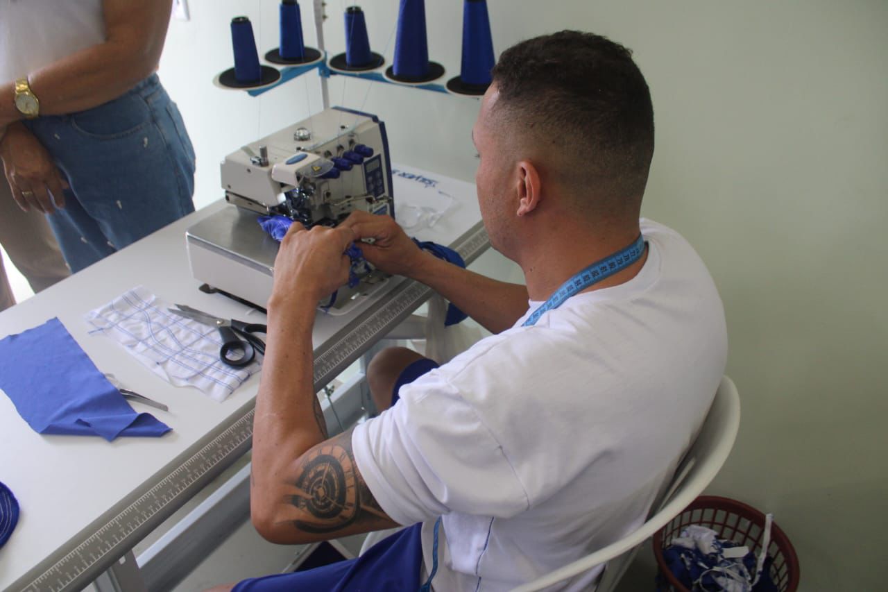 Internos participando de curso