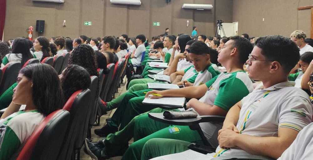 Alunos participando de atividades