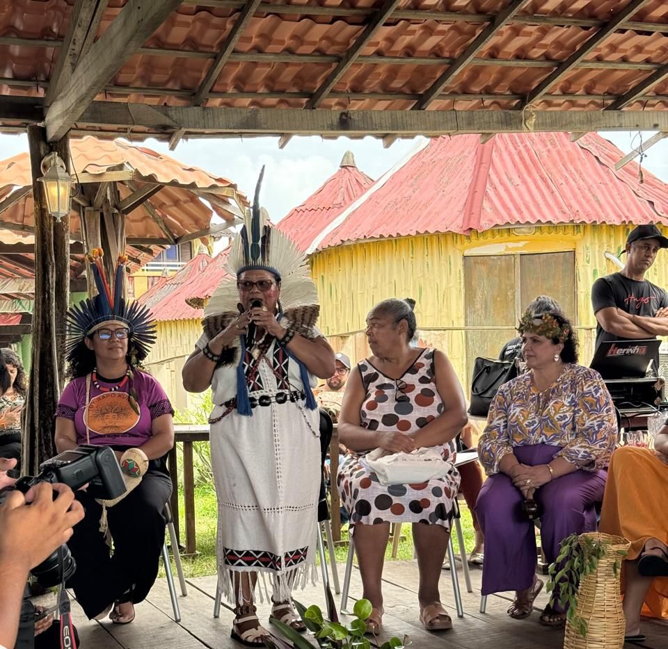Caciques e lideranças na conferência