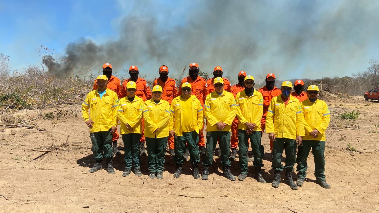 Bombeiros militares e brigadistas trabalham em combate ao incêndio em Pavussu-PI