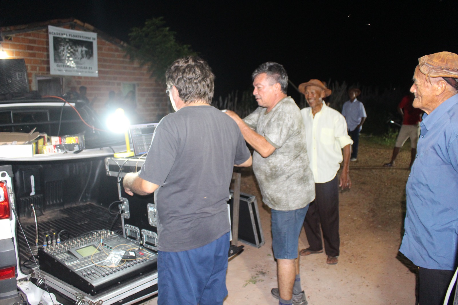 Zé Dantas e Roberto Sabóia montam estúdio itinerante observados por Seu Dodó e Mestre Gabiru (Foto: Francisca Sousa)