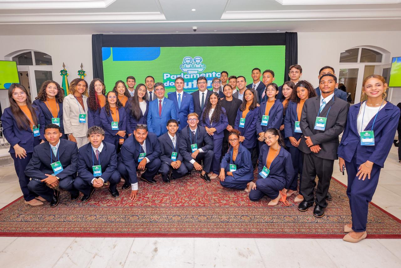 Rafael Fonteles recebe estudantes eleitos no Parlamento do Futuro e destaca importância do projeto para a democracia