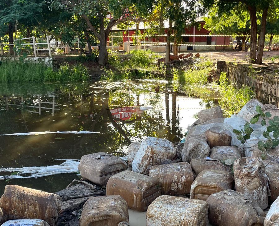 Caminhão com carga tóxica tomba em Bertolínia e Defesa Civil emite alerta à população
