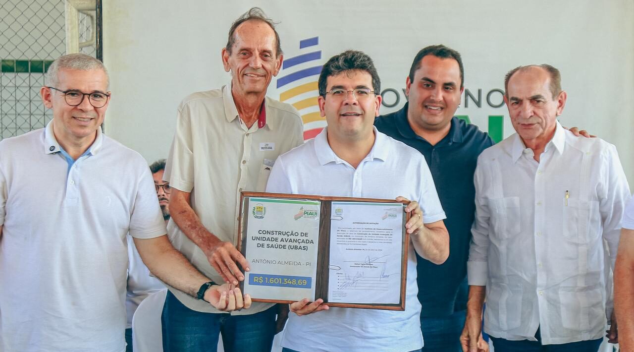 Governador inaugura quadra poliesportiva e anuncia R$ 2,6 milhões em investimentos para o município de Antônio Almeida