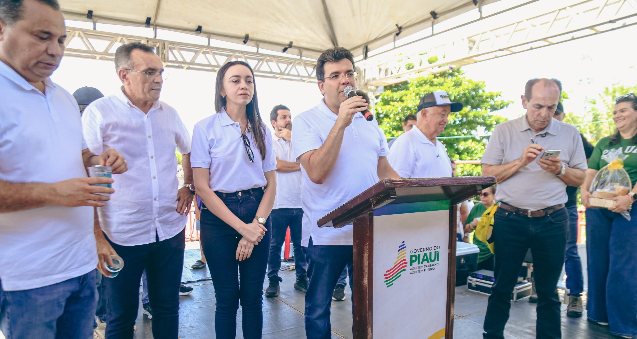 Em Caraúbas, Rafael Fonteles autoriza obra de calçamento e destaca avanço da Rota do Leite