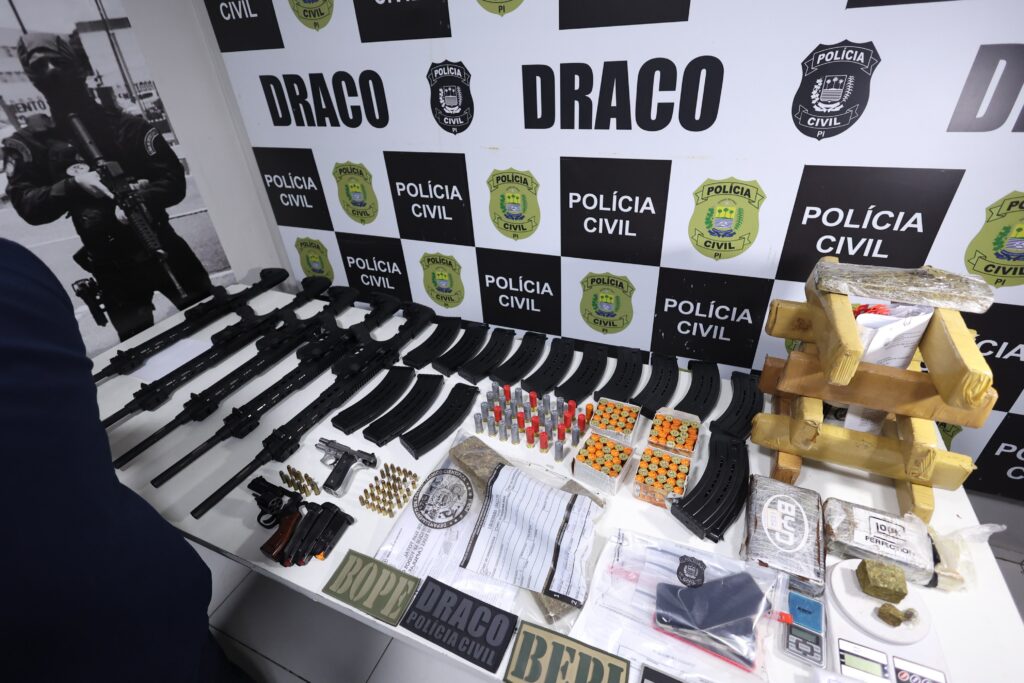 Polícia Militar prende três pessoas e apreende grande quantidade de armas, drogas e munições em Teresina