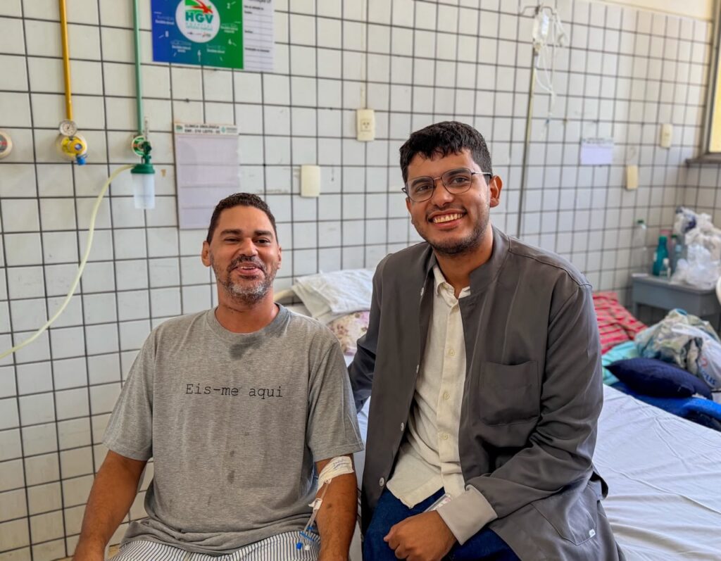 Cirurgia de hérnia cervical no HGV devolve movimentos e qualidade de vida a paciente de 33 anos
