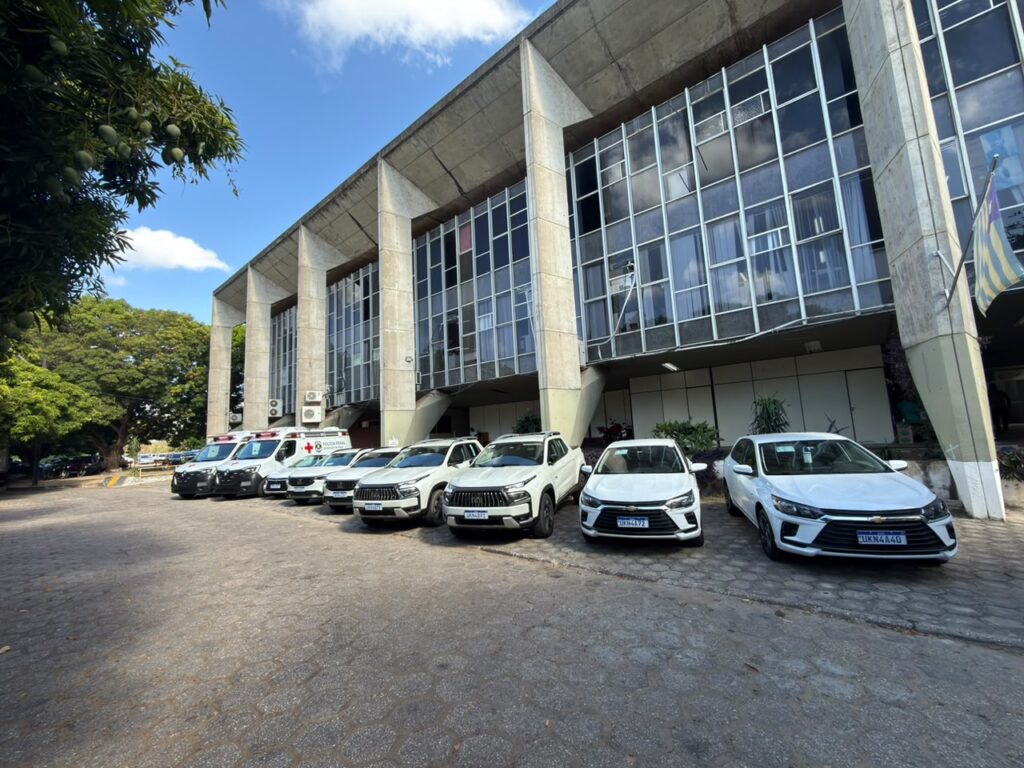 Sejus entrega ambulâncias e veículos para reforçar atendimento de saúde e ações da Polícia Penal no Piauí
