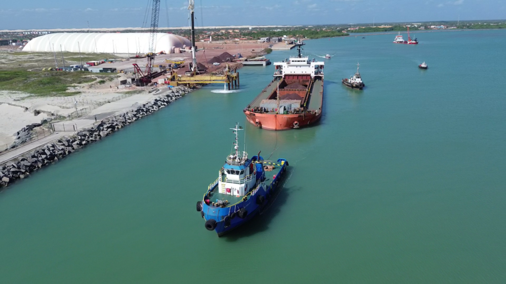 Conheça as embarcações que impulsionam o transporte de minério de ferro no litoral do Piauí